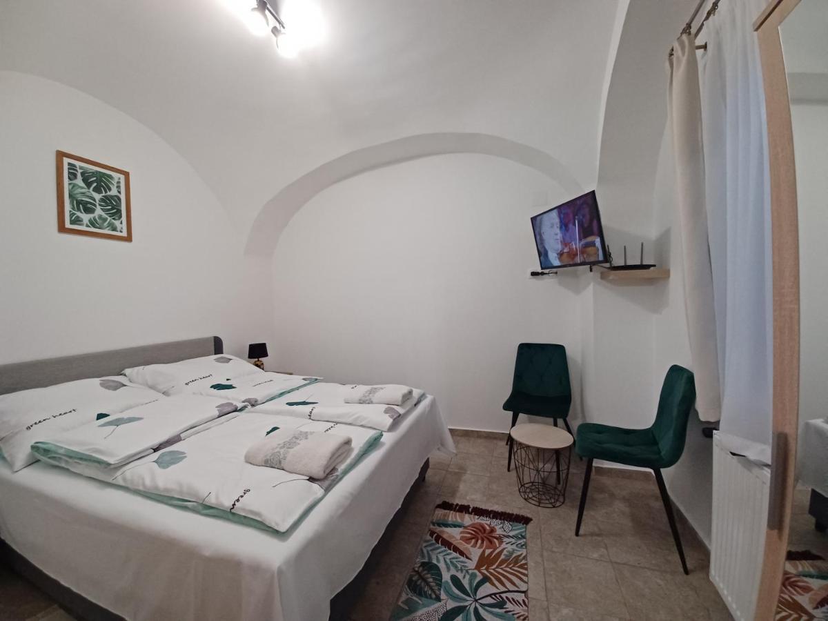Rad-Var Apartmanhaz Eger Exteriér fotografie